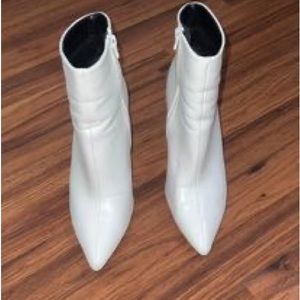 White booties pointed toe heel